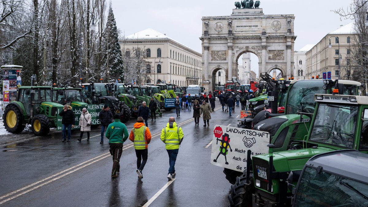 08.01.24: Traktoren stehen während einer Demonstration von Landwirten in der Münchner Innenstadt.
