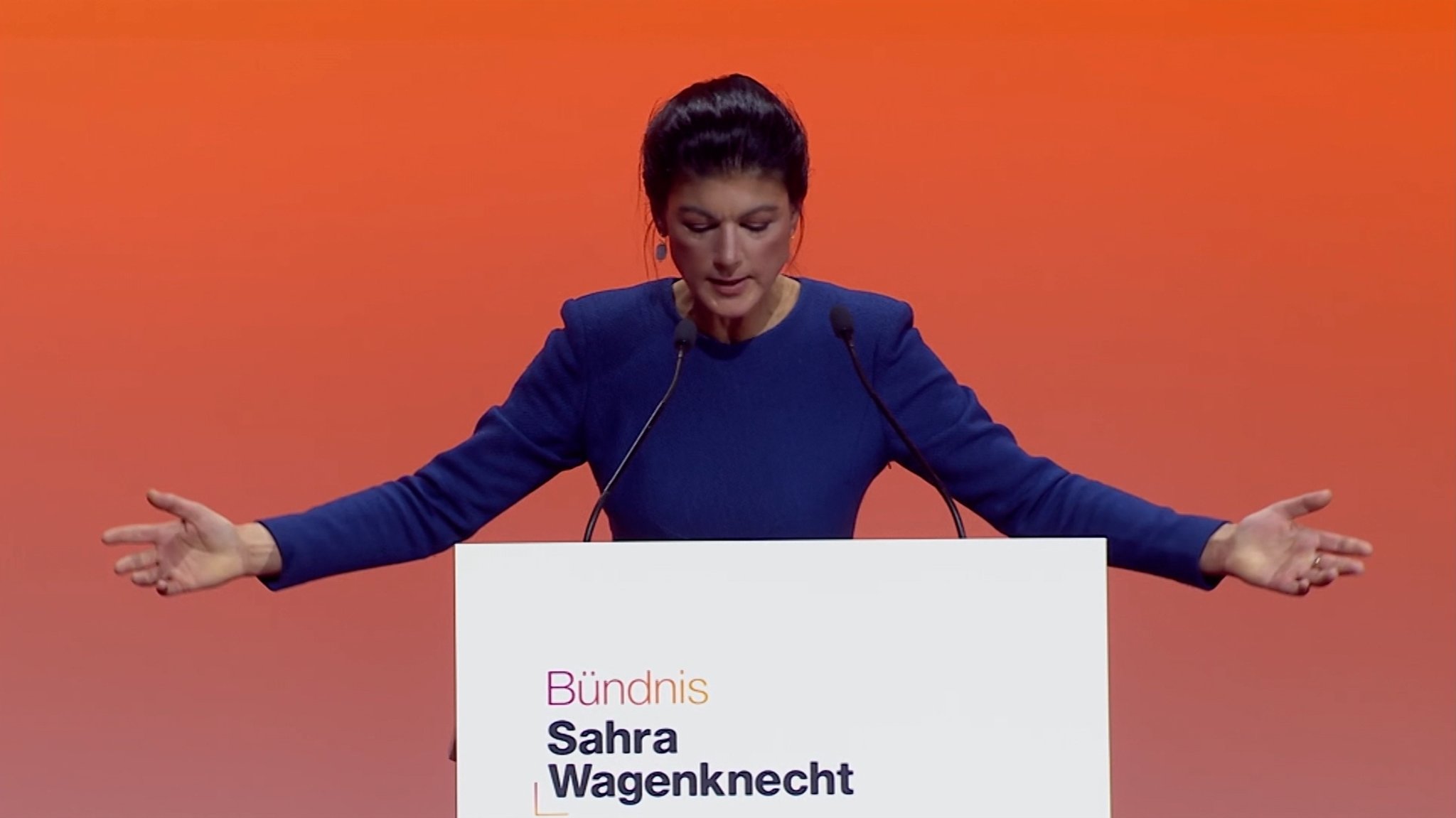 Das Bündnis Sahra Wagenknecht hat beim Parteitag in Bonn das Programm für die Bundestagswahl beschlossen. Inhaltlich enthält es unter anderem die Aspekte Steuer auf hohe Einkommen über den Umbau des Rentensystems bis hin zur Drosselung von Migration.