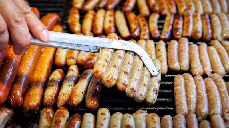 Bratwürste liegen auf einem Grill | Bild: picture alliance/dpa | Daniel Karmann Bratwürste liegen auf einem Grill