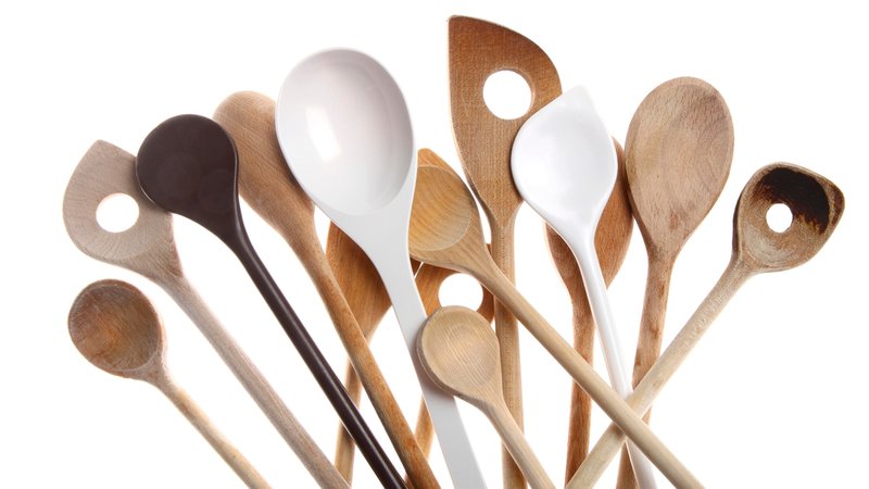Verschiedene Kochlöffel aus Holz und Kunststoff | Bild: picture alliance / imageBROKER | Jochen Tack Verschiedene Kochlöffel aus Holz und Kunststoff