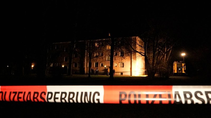 Flatterband der Polizei vor einem Haus | Bild: Bayerischer Rundfunk 2026/ Frank Jordan Flatterband der Polizei vor einem Haus