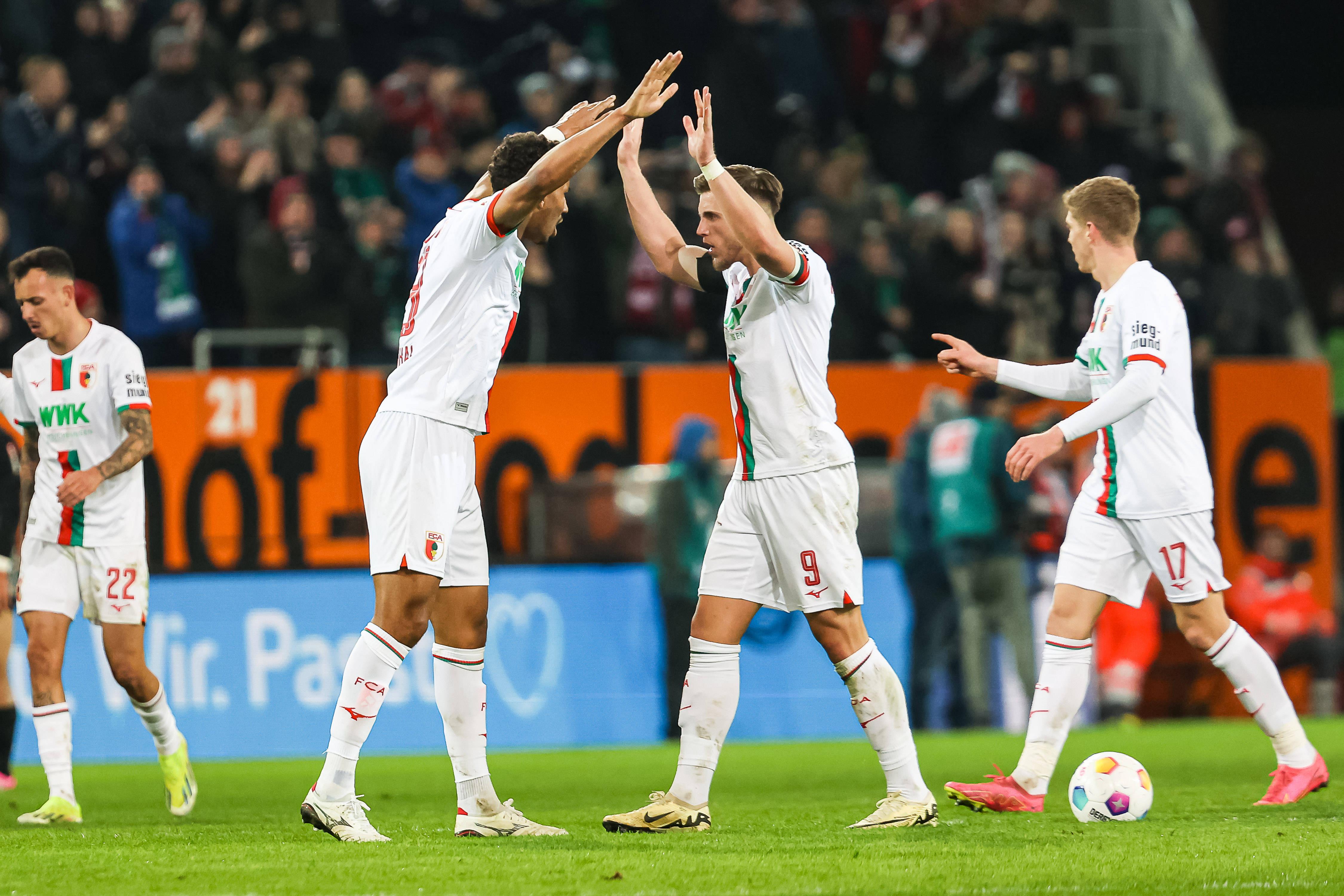 Torjubel nach dem Ausgleichstreffer für Augsburg