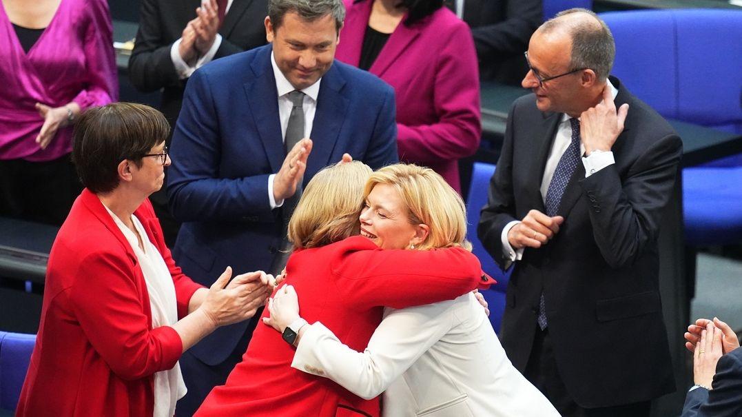 Julia Klöckner (vorne r, CDU), frisch gewählte Bundestagspräsidentin, nimmt Glückwünsche von ihrer Vorgängerin Bärbel Bas (M SPD) entgegen.