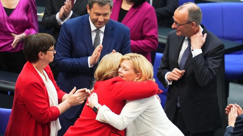 Julia Klöckner (vorne r, CDU), frisch gewählte Bundestagspräsidentin, nimmt Glückwünsche von ihrer Vorgängerin Bärbel Bas (M SPD) entgegen. | Bild: dpa-Bildfunk/Michael Kappeler Julia Klöckner (vorne r, CDU), frisch gewählte Bundestagspräsidentin, nimmt Glückwünsche von ihrer Vorgängerin Bärbel Bas (M SPD) entgegen.
