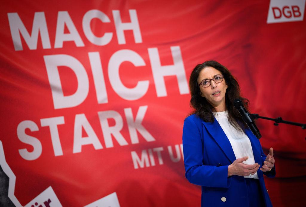 Yasmin Fahimi, Vorsitzende des Deutschen Gewerkschaftsbundes (DGB), äußert sich anlässlich der DGB-Bundesvorstandsklausur in der DGB-Zentrale, dem Hans-Böckler Haus. (zu dpa: «Fahimi warnt vor «völlig falschem Fokus» auf Sozialkürzungen») Foto: Bernd von Jutrczenka/dpa +++ dpa-Bildfunk +++