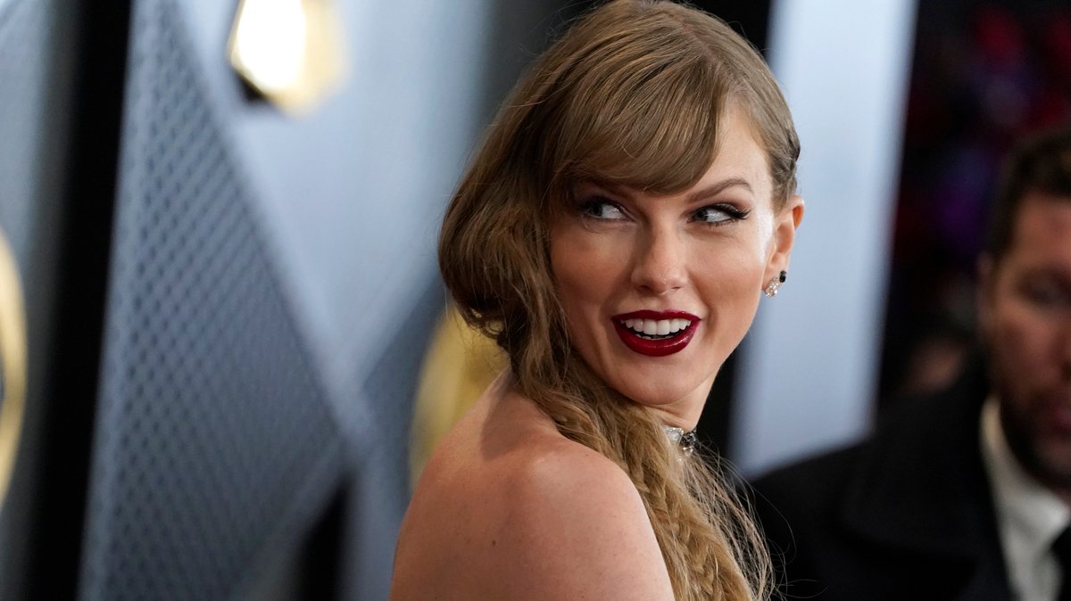 Taylor Swift vor der Grammy-Verleihung auf dem roten Teppich