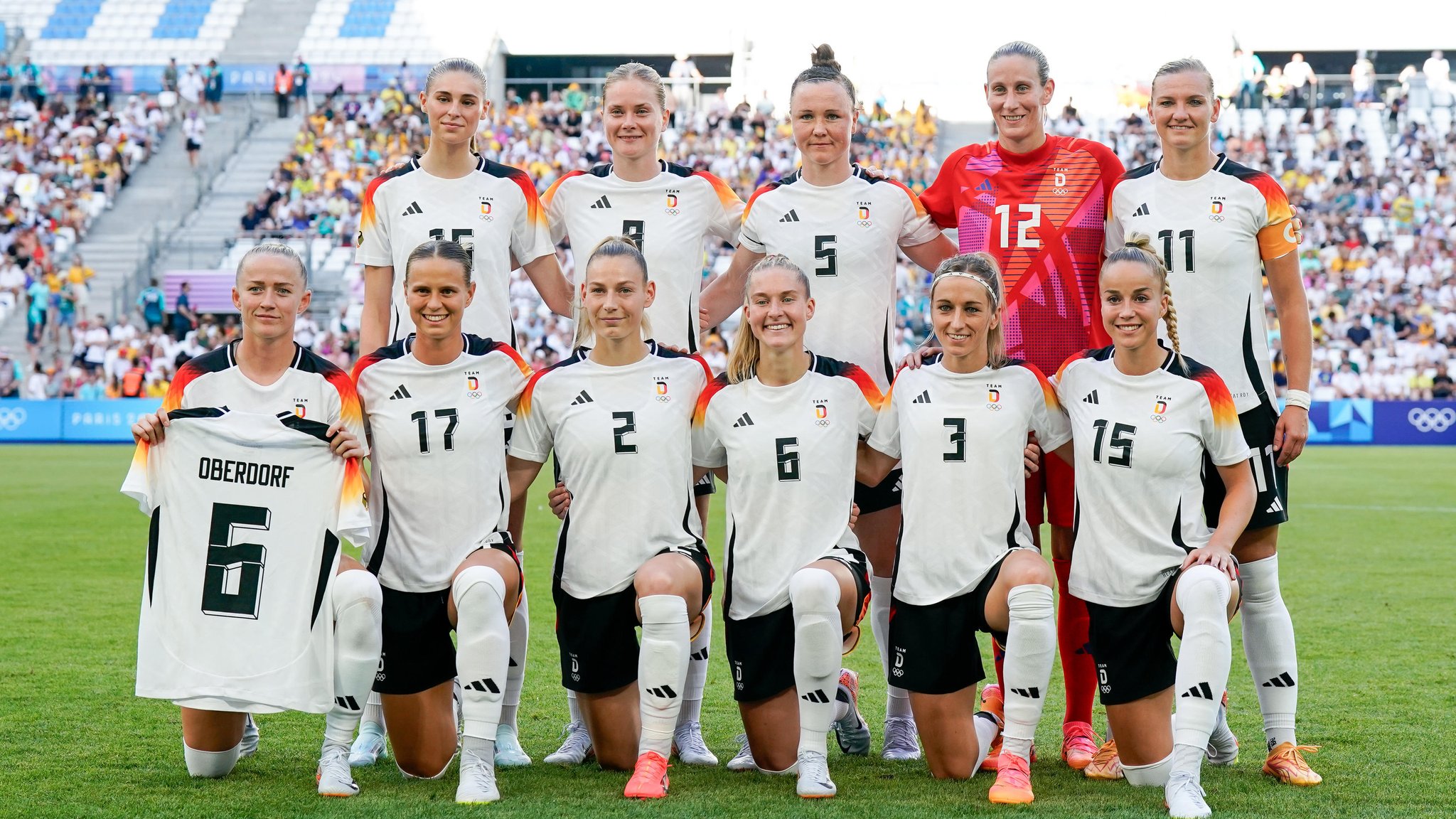 Mannschaftsfoto mit dem Trikot der verletzten Lena Oberdorf