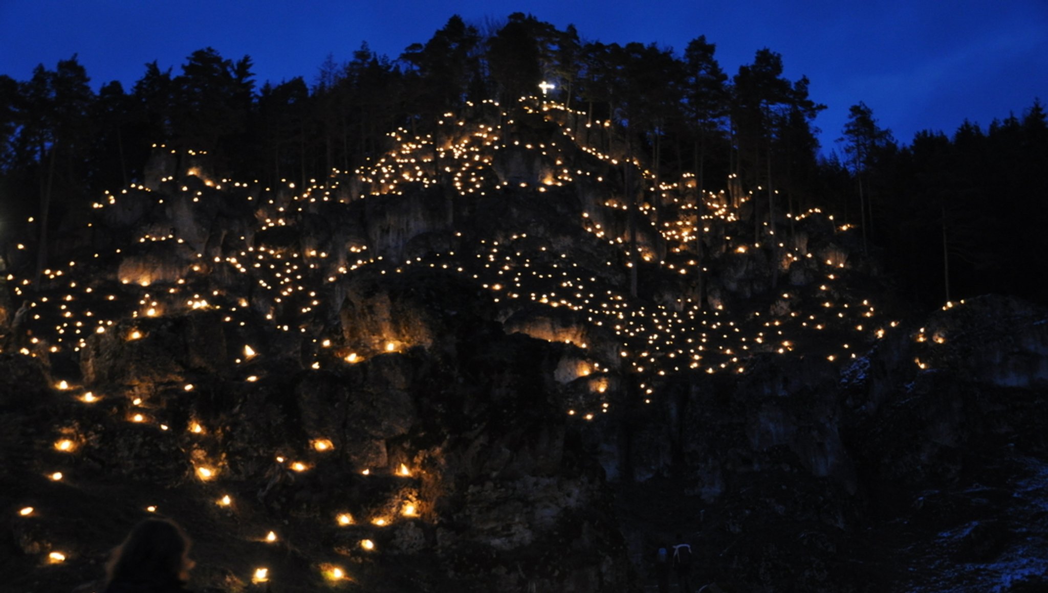 Obertrubach Lichterfest - Der Altarstein, einer Felsengruppe am Ortsrand, wurde mit vielen Lichtern erhellt.