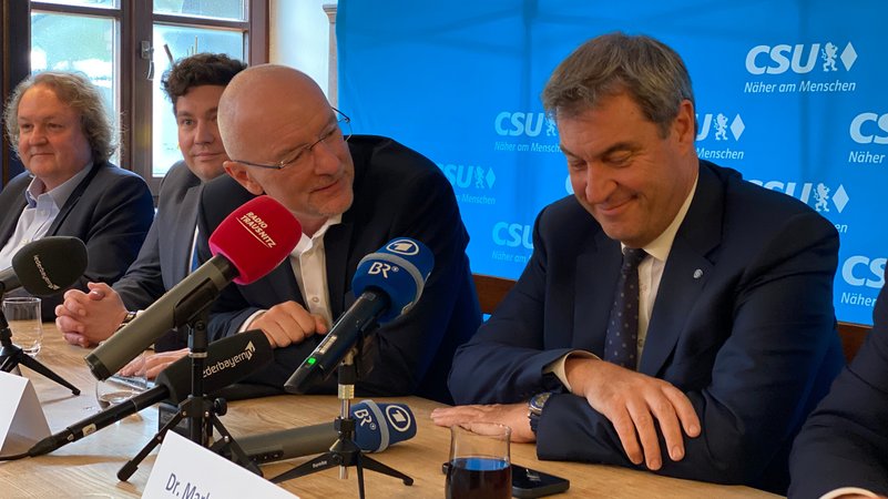 Sichtlich zufrieden zeigte sich Ministerpräsident Markus Söder (CSU) bei der Pressekonferenz zum Eintritt des Landshuter OBs Alexander Putz (l.) zur CSU