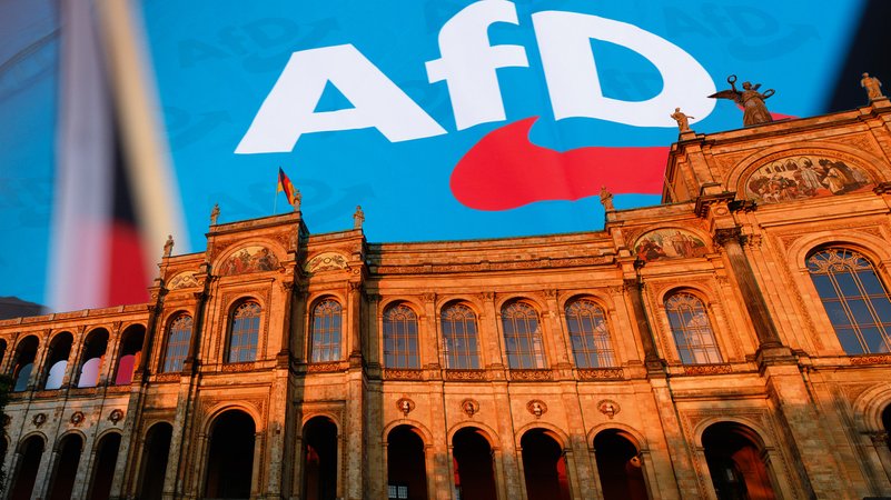Bayerischer Landtag darüber schwebt das AfD-Logo