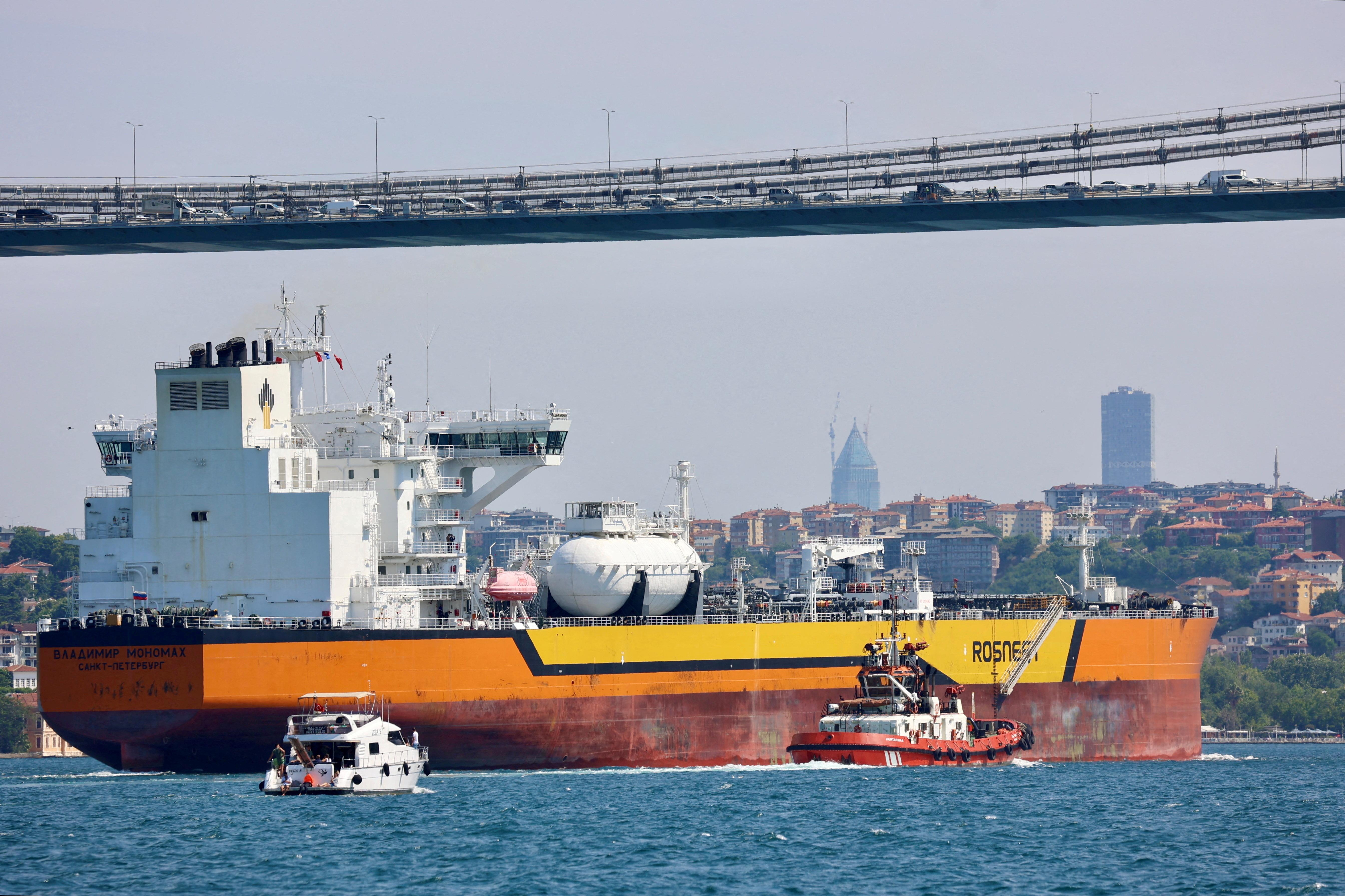 ARCHIV (06.07.2023) Russischer Öltanker von Rosneft am Bosporus