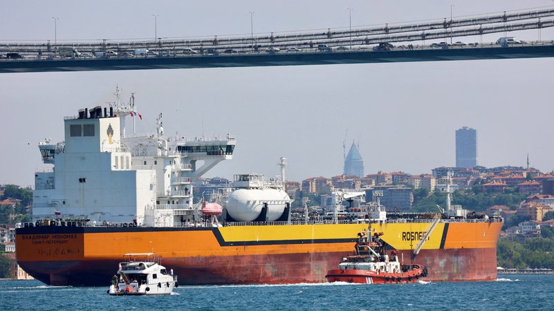 ARCHIV (06.07.2023) Russischer Öltanker von Rosneft am Bosporus | Bild: REUTERS/Yoruk Isik//File Photo ARCHIV (06.07.2023) Russischer Öltanker von Rosneft am Bosporus