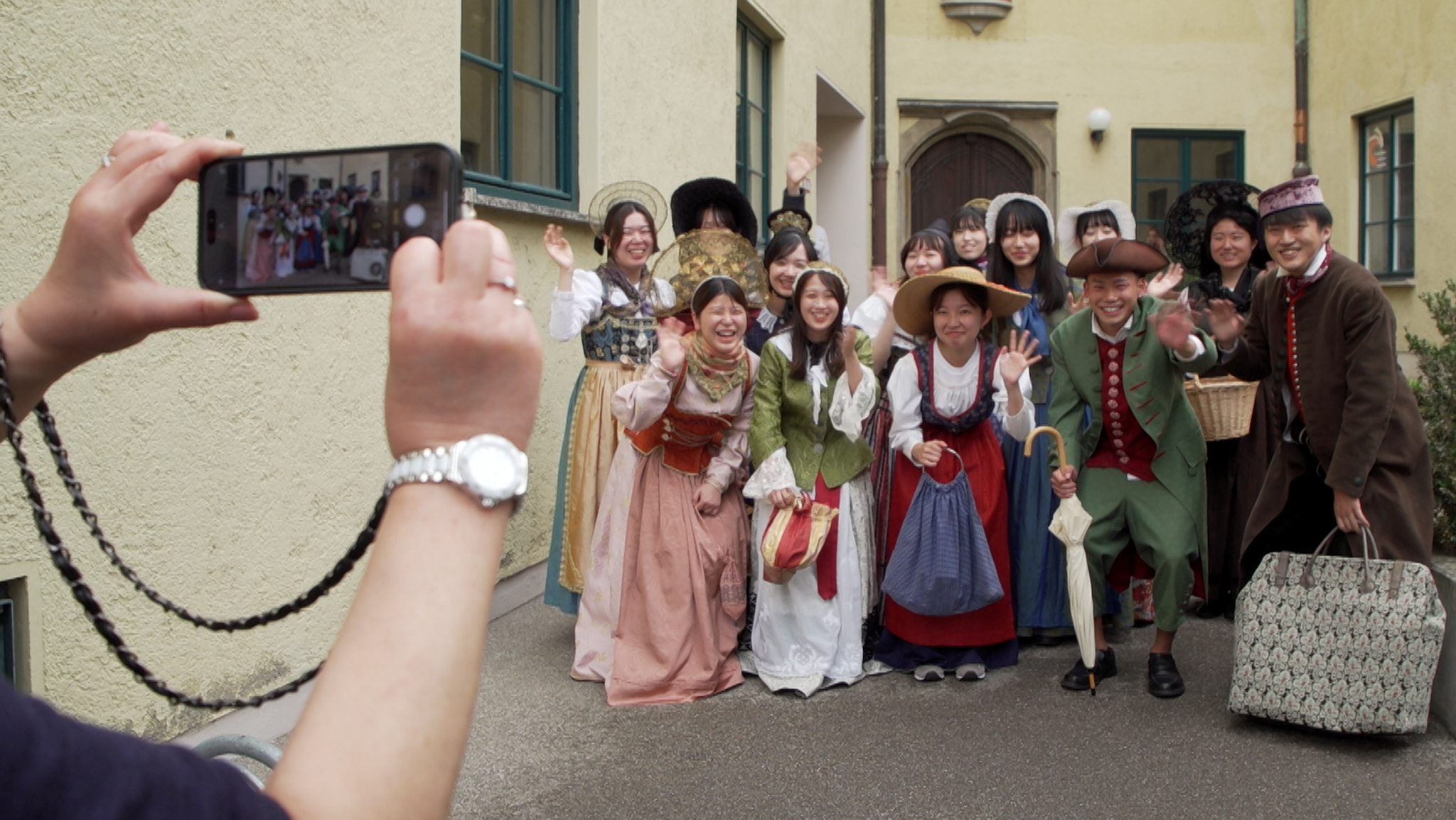 Japanische Jugendliche in schwäbischer Tracht - für ein besonderes Erinnerungsfoto.