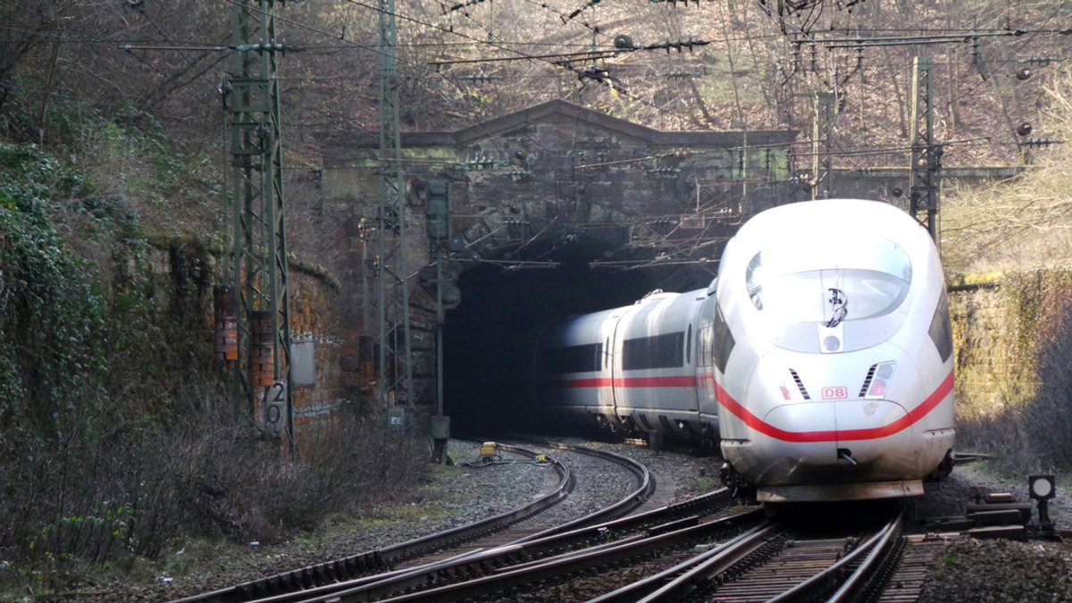 ICE fährt durch den Falkenbergtunnel Heigenbrücken - Laufach (Archiv).