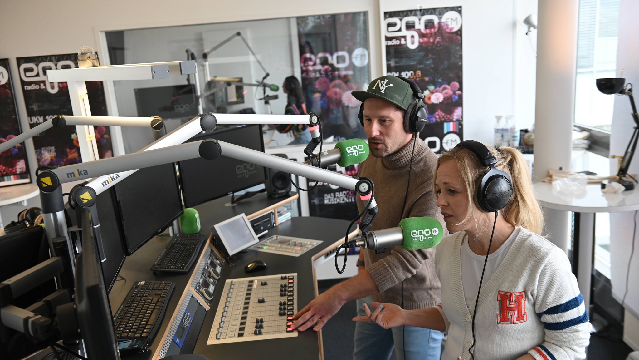 Blick ins egoFM-Studio: Die Moderatoren Elise Hoffmann und Dominik Kollmann am Mikrofon (Archiv: 8.11.2025)