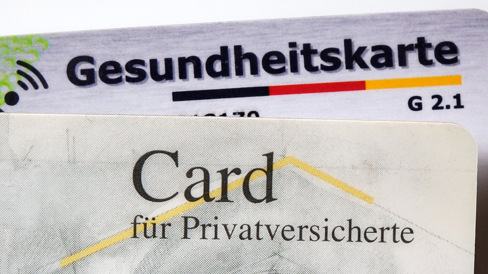 Gesundheitskarte der gesetzlichen Krankenversicherung mit der Karte für Privatversicherte. 
