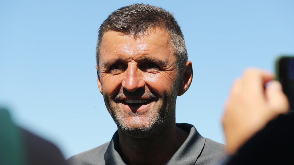 TSV 1860 München-Trainer Michael Köllner lächelt beim Testspiel gegen den KSC