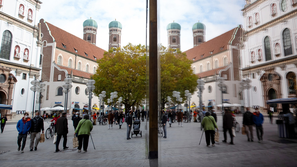 Zahlreiche Passanten laufen durch die Fußgängerzone in der Münchner Innenstadt.