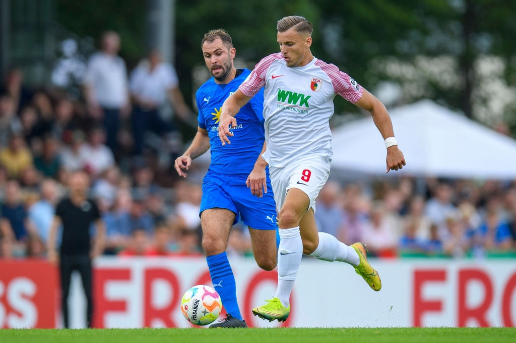 Spielszene Blau-Weiß Lohne - FC Augsburg