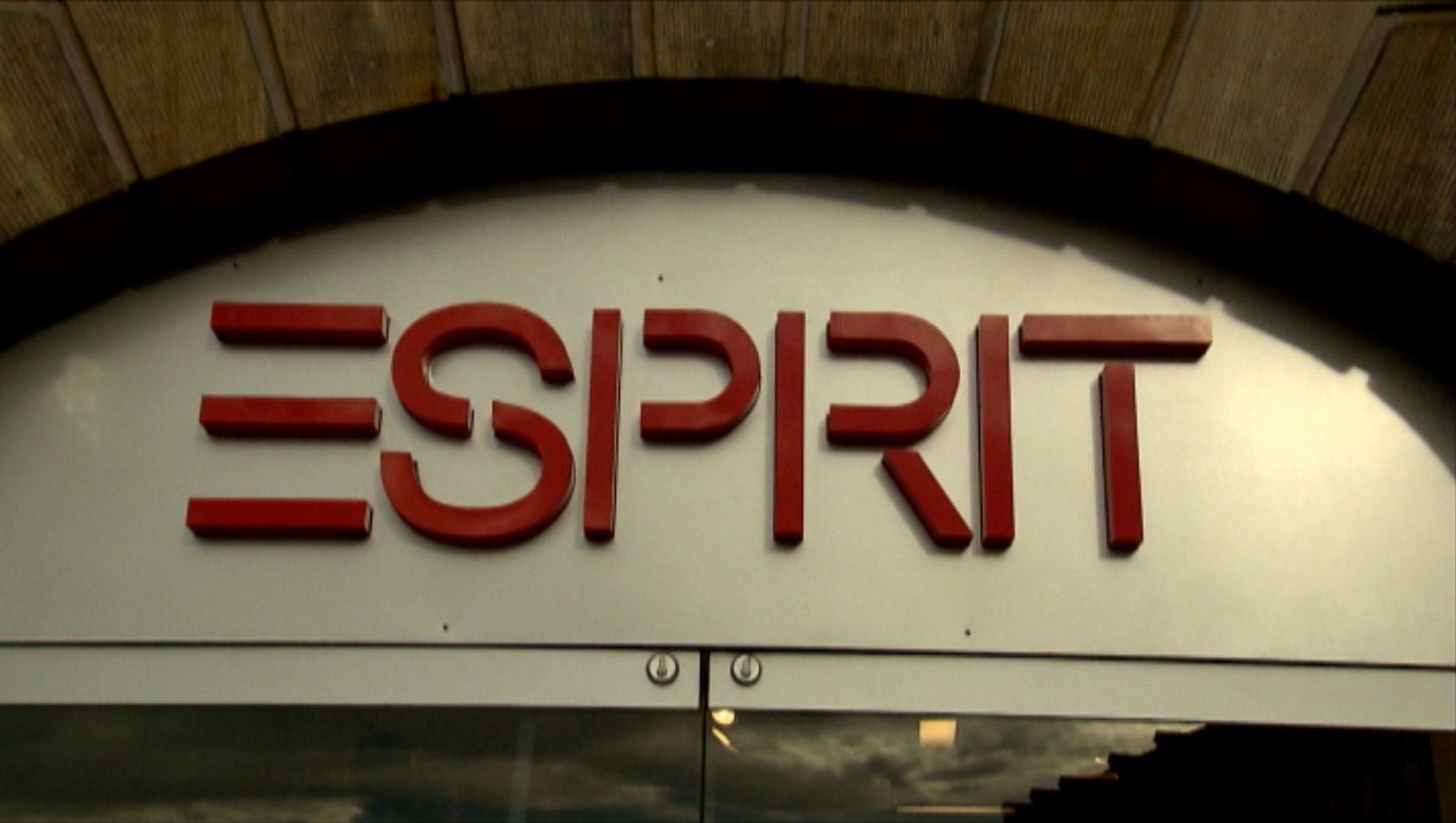 Esprit-Logo an einer Hauswand