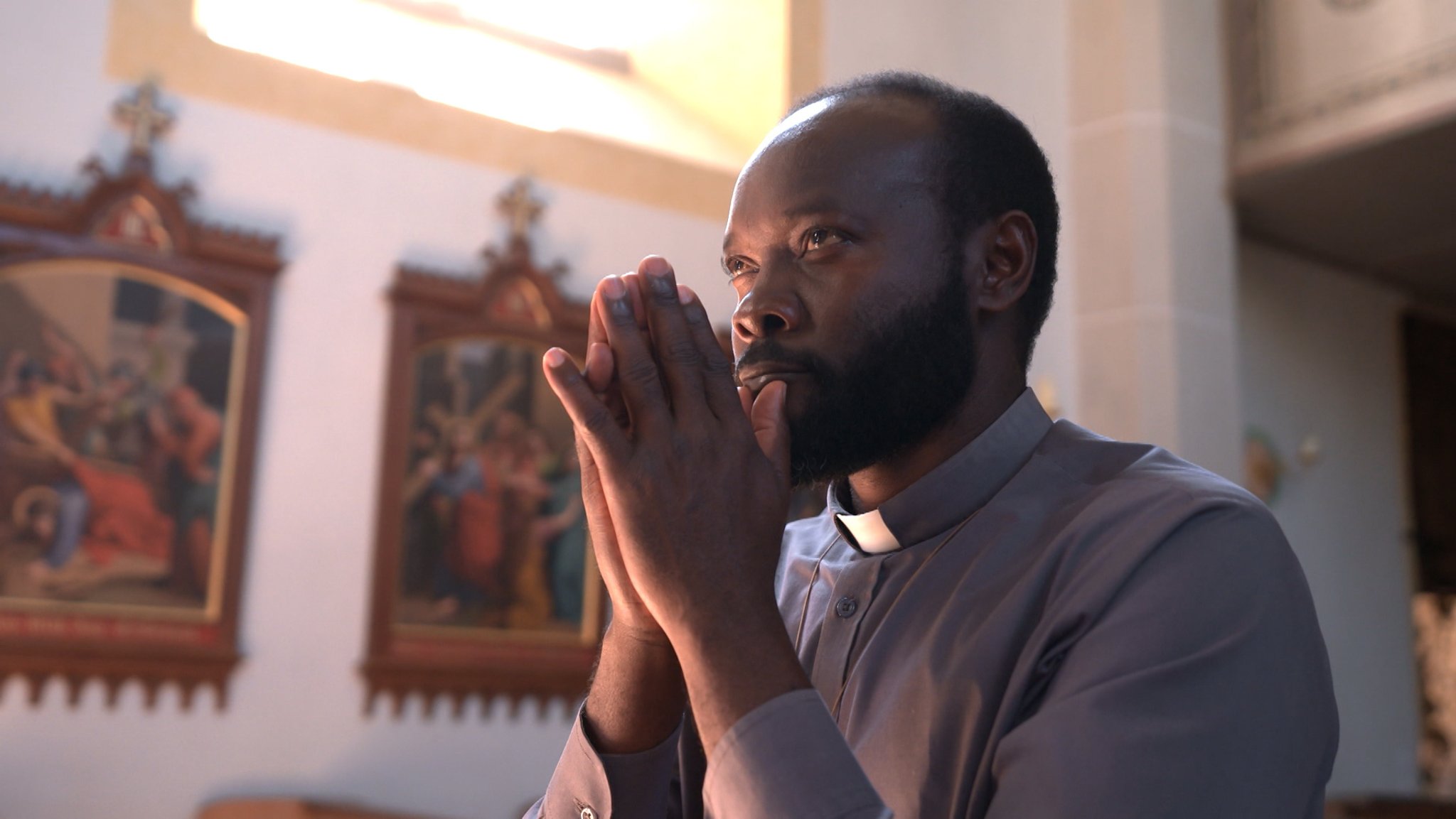 Urlaub brauchen auch katholische Pfarrer. Deswegen kommen jedes Jahr Priester aus dem Ausland nach Bayern, vor allem aus Indien, Polen und dem afrikanischen Kontinent. Manche kommen alle Jahre wieder in dieselbe Pfarrei.