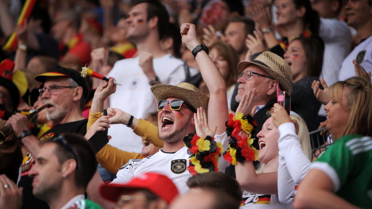 Public Viewing 2014: Fans jubeln bei einem Spiel der deutschen Nationalmannschaft.