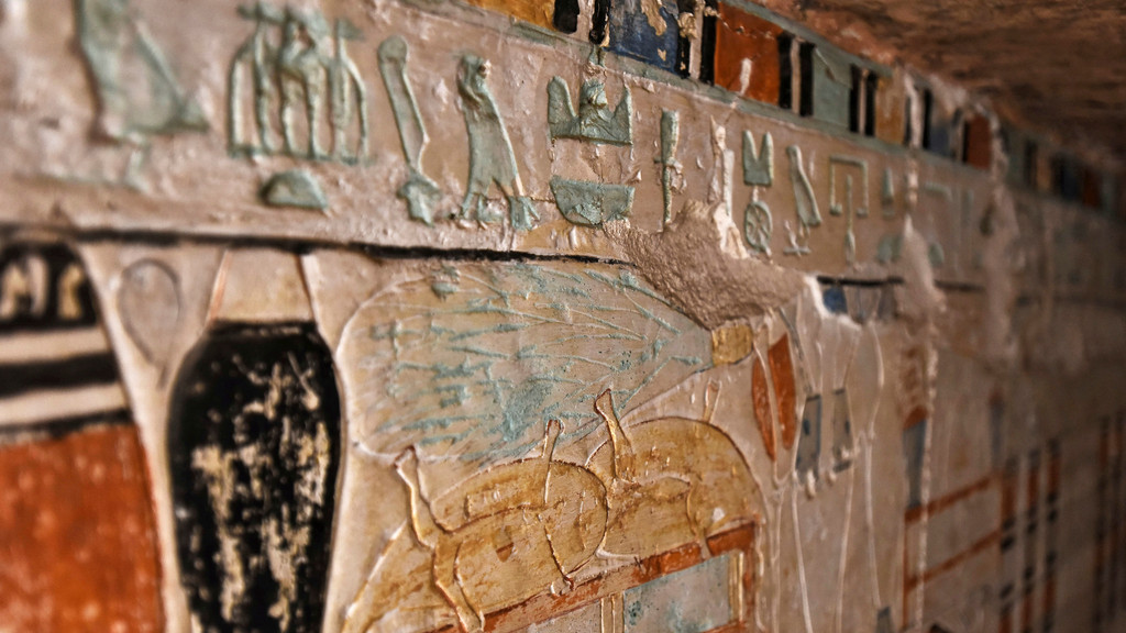 Mit Hieroglyphen bedeckte Wand in einer Grabstätte im ägyptischen Sakkara