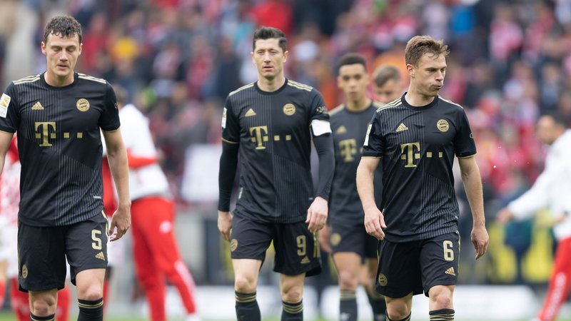 Bayernspieler gehen nach der Niederlage in Mainz vom Platz