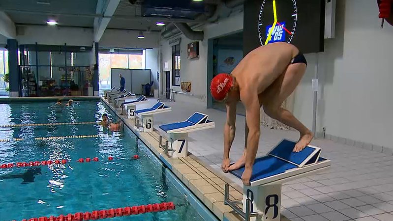 Ein Schwimmer auf einem Startblock. | Bild: BR Ein Schwimmer auf einem Startblock.