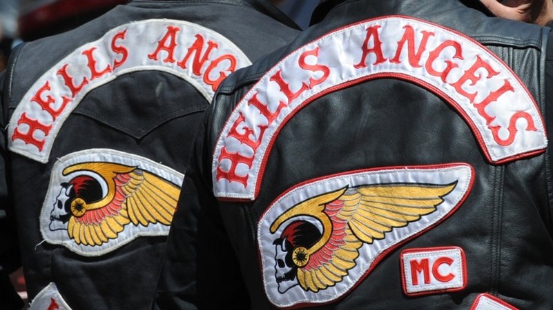 Die Rückseite der Westen von zwei Hells-Angels-Mitgliedern. | Bild: Franziska Kraufmann/dpa Die Rückseite der Westen von zwei Hells-Angels-Mitgliedern.