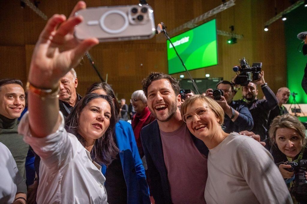 Annalena Baerbock, Außenministerin, macht ein Selfie mit Franziska Brantner und Felix Banaszak 