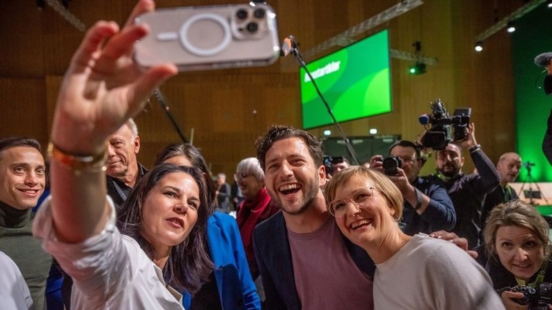 Annalena Baerbock, Außenministerin, macht ein Selfie mit Franziska Brantner und Felix Banaszak | Bild: dpa-Bildfunk/Michael Kappeler Annalena Baerbock, Außenministerin, macht ein Selfie mit Franziska Brantner und Felix Banaszak