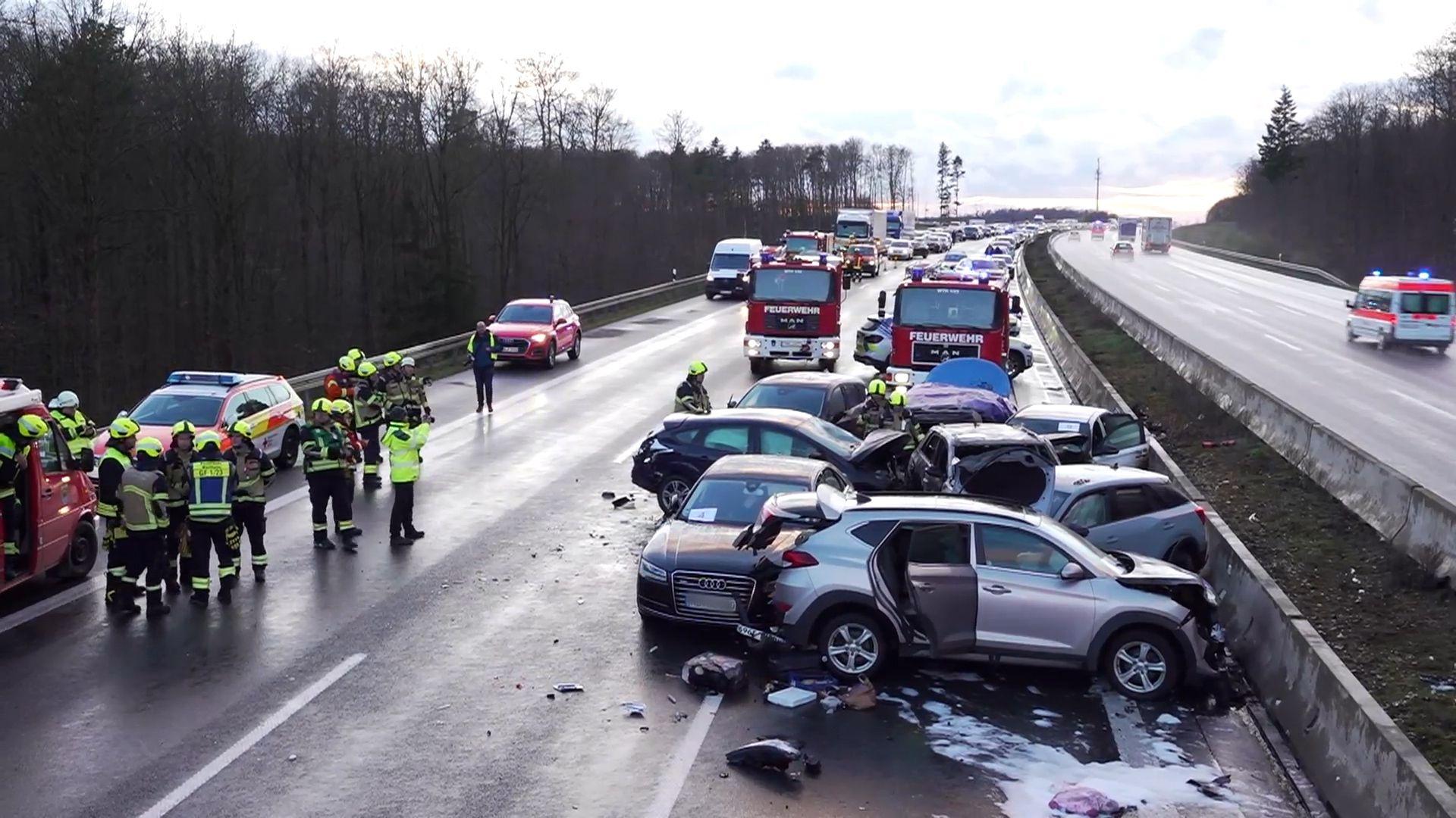 Im März 2024 sind gleich mehrere Unfälle auf der A3 bei Würzburg passiert. Mehrere demolierte Autos sind ineinander verkeilt. Die Feuerwehr ist vor Ort.