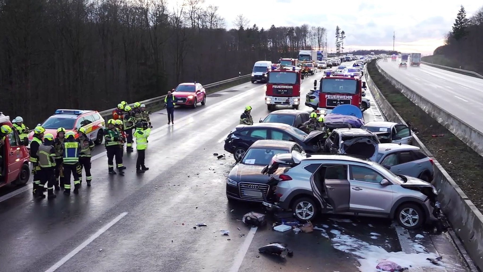 Im März 2024 sind gleich mehrere Unfälle auf der A3 bei Würzburg passiert. Mehrere demolierte Autos sind ineinander verkeilt. Die Feuerwehr ist vor Ort.