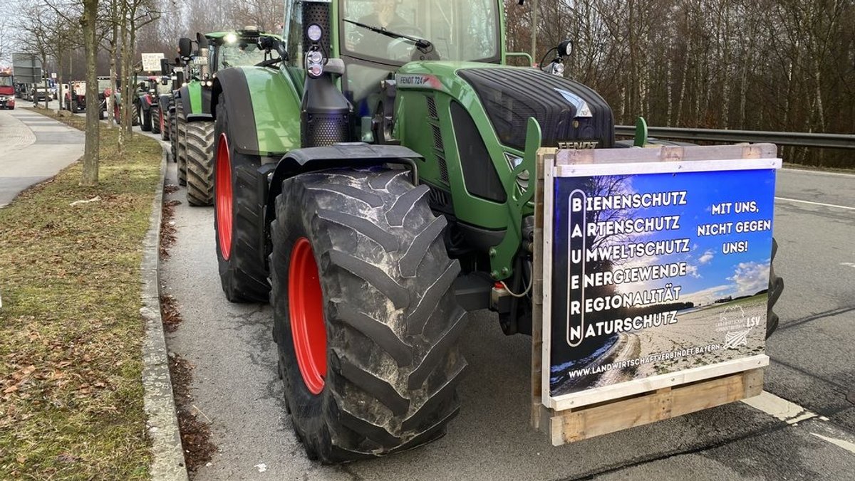 14.02.2024, Passau - Bauernproteste beim Politischen Aschermittwoch, Landwirte mit Traktoren, andauernder Protest aus der Landwirtschaft.