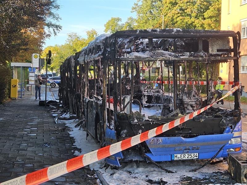 Ausgebrannter Linienbus in München. 