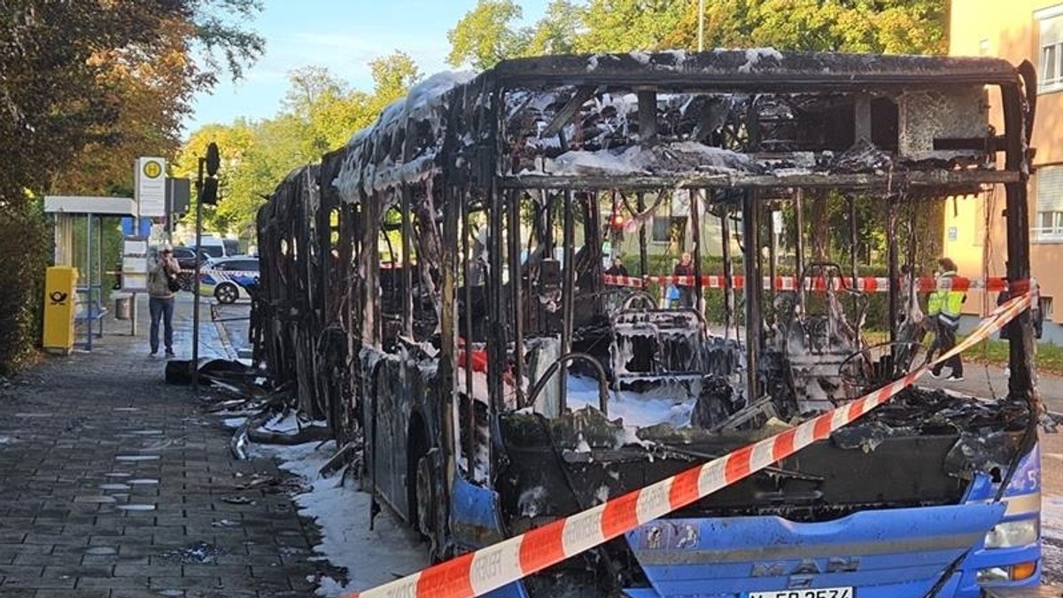 Linienbus gerät in München während der Fahrt in Brand
