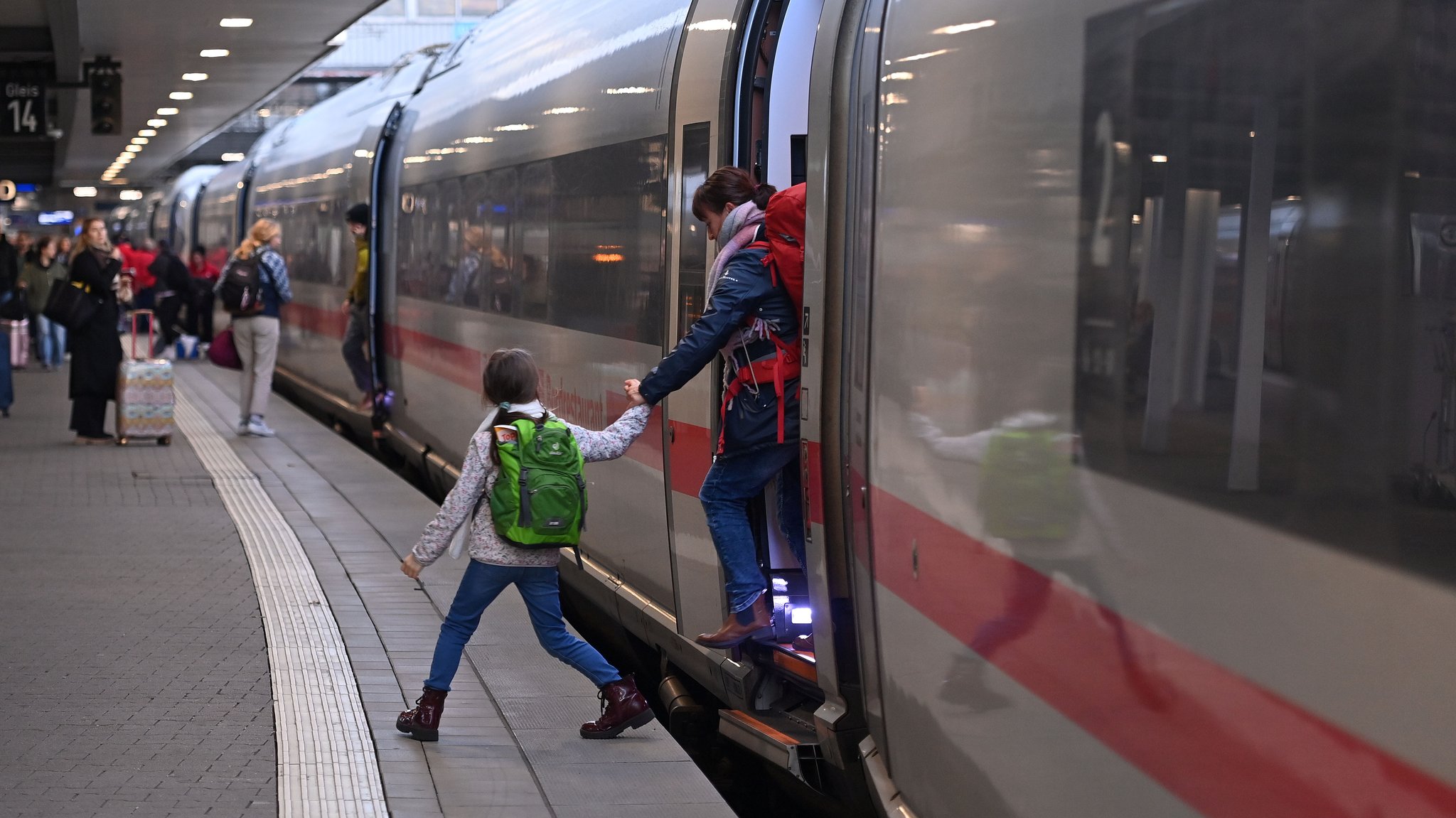 Eine Frau und ihr Kind steigen aus einem ICE am Hauptbahnhof München. | Bild: picture alliance / SvenSimon | Frank Hoermann / SVEN SIMON Eine Frau und ihr Kind steigen aus einem ICE am Hauptbahnhof München.