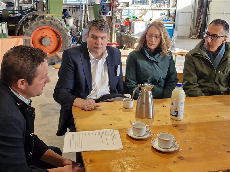 Austausch beim Kaffee mit dem Minister: Özdemir zu Besuch auf einem Diemantsteiner Milchviehbetrieb.