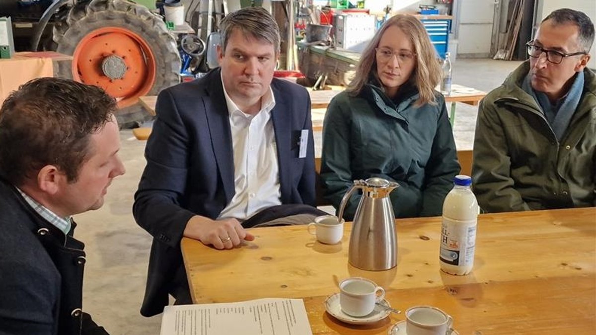 Austausch beim Kaffee mit dem Minister: Özdemir zu Besuch auf einem Diemantsteiner Milchviehbetrieb.