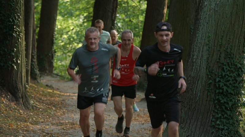 Das Crazy Runners Team Frankenwald laufen auf einem Waldweg zur Plassenburg in Kulmbach hinauf. | Bild: BR / Ulrike Nikola Das Crazy Runners Team Frankenwald laufen auf einem Waldweg zur Plassenburg in Kulmbach hinauf.