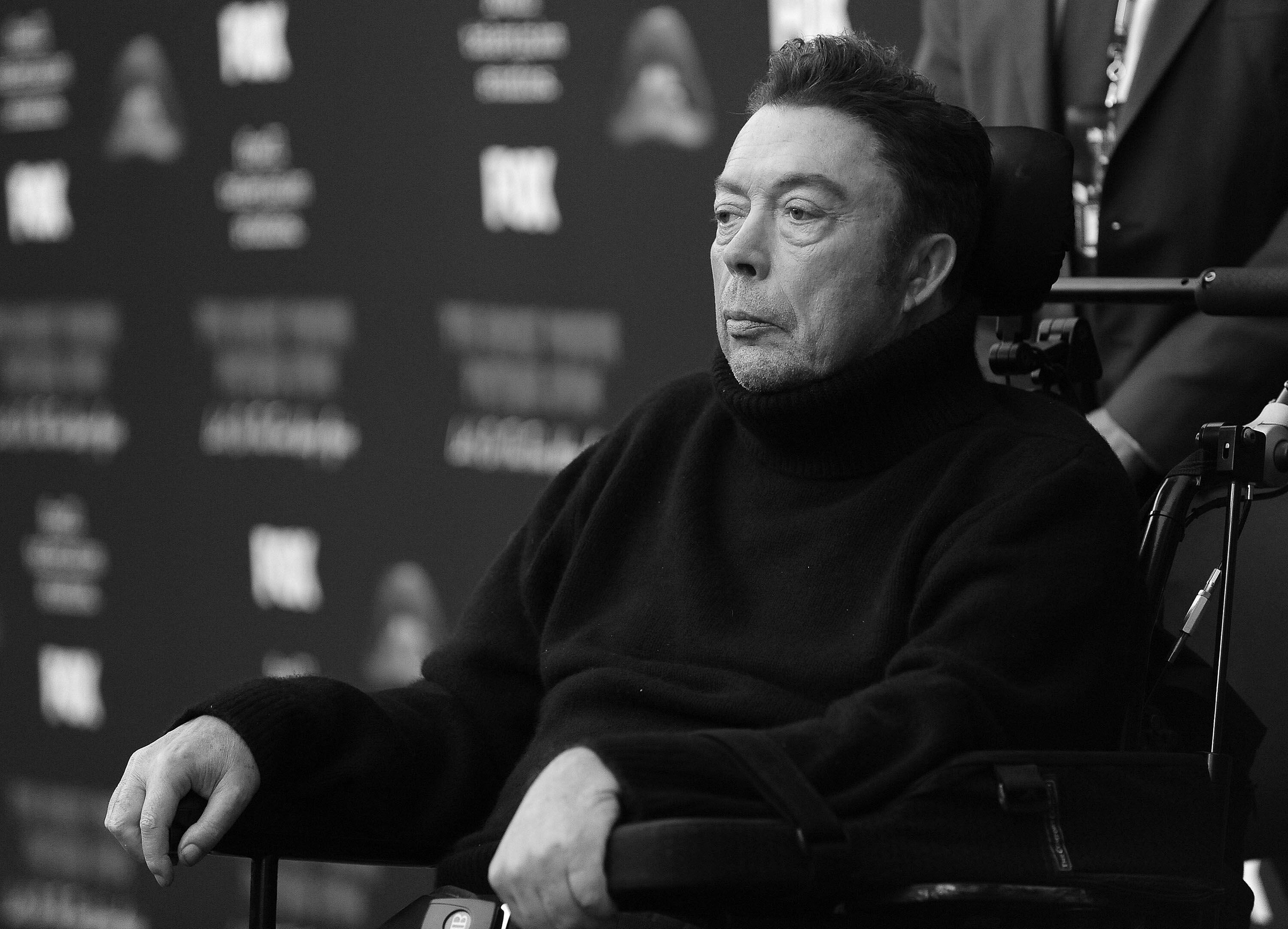 (Archivbild) Tim Curry in einem schwarzen Rollkragenpullover und ernstem Blick. | Bild:picture alliance / Visually | AFF
