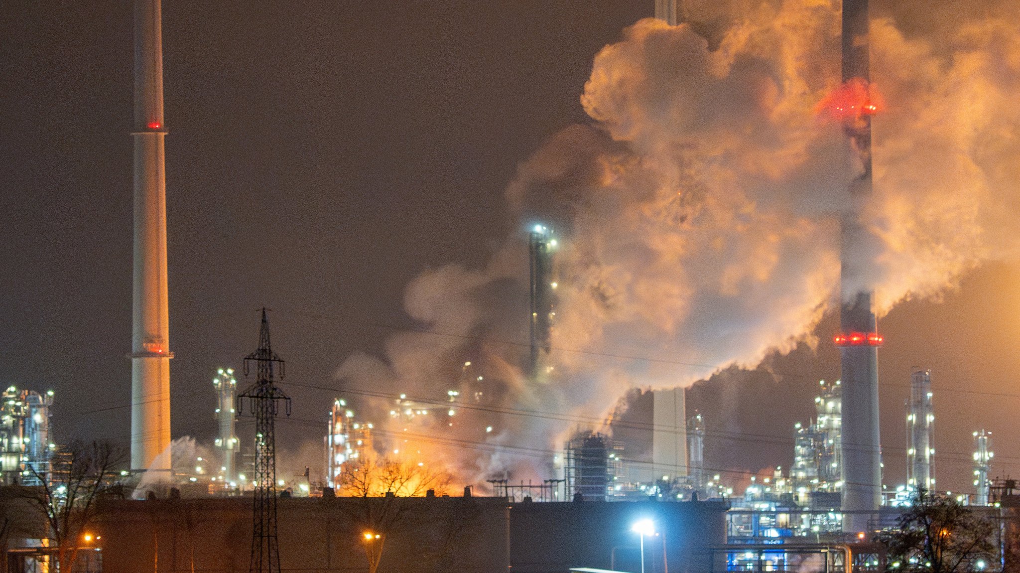 17.01.2025, Bayern, Neustadt An Der Donau: Rauch steigt bei einem Brand vom Gebiet einer Raffinerie auf. In einer Raffinerie in Neustadt an der Donau (Landkreis Kelheim) ist ein Feuer ausgebrochen. Zwei Menschen seien dabei nach ersten Erkenntnissen verletzt worden, teilte das Unternehmen Bayernoil mit. Foto: Lars Haubner/NEWS5/dpa +++ dpa-Bildfunk +++