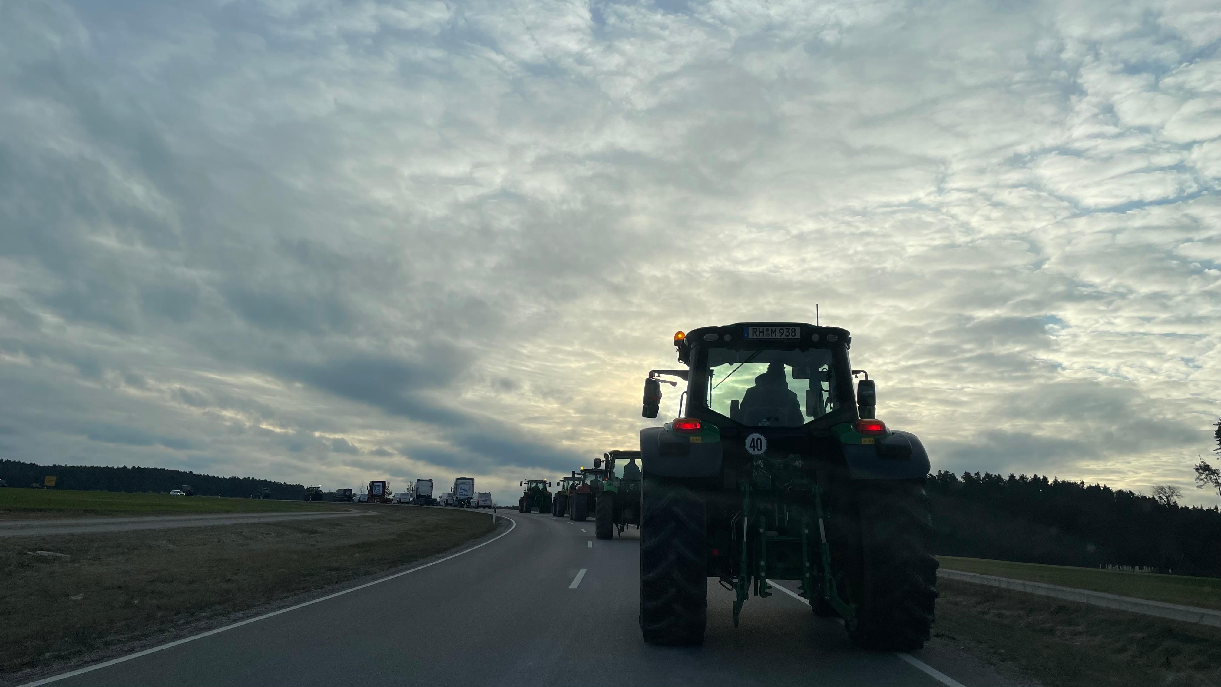 Landwirte mit ihren Traktoren auf dem Weg zu Protestaktionen.