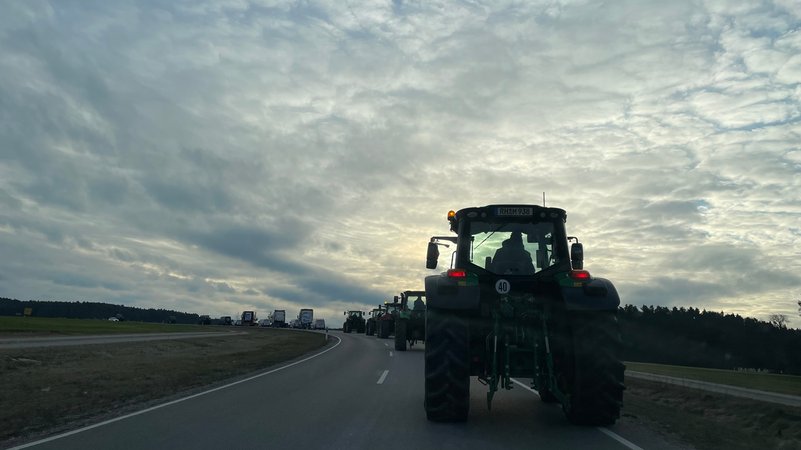 Landwirte mit ihren Traktoren auf dem Weg zu Protestaktionen.