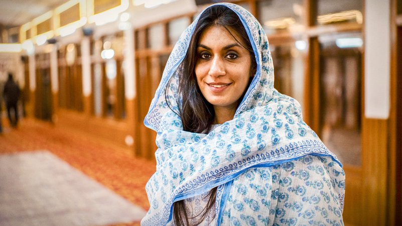 Eine lächelnde Frau in einem indischen Gewand. | Bild: hr/isar film Produktion GmbH Eine lächelnde Frau in einem indischen Gewand.