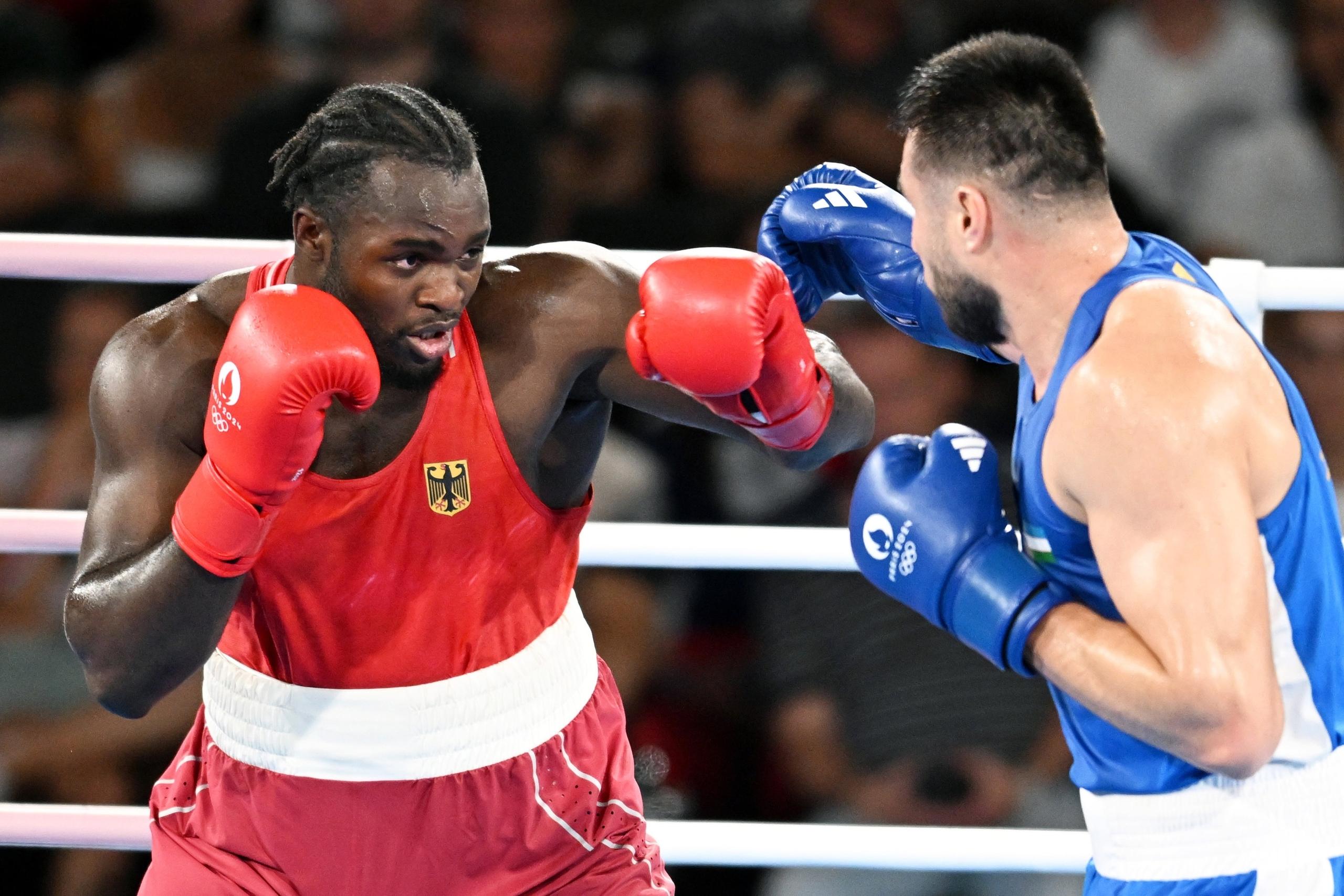 07.08.2024, Frankreich, Paris: Olympia, Paris 2024, Männer, +92kg, Halbfinale, Deutschlands Nelvie Tiafack (rot) kämpft gegen Bakhodir Jalolov (blau) aus Usbekistan. Foto: Sina Schuldt/dpa +++ dpa-Bildfunk +++