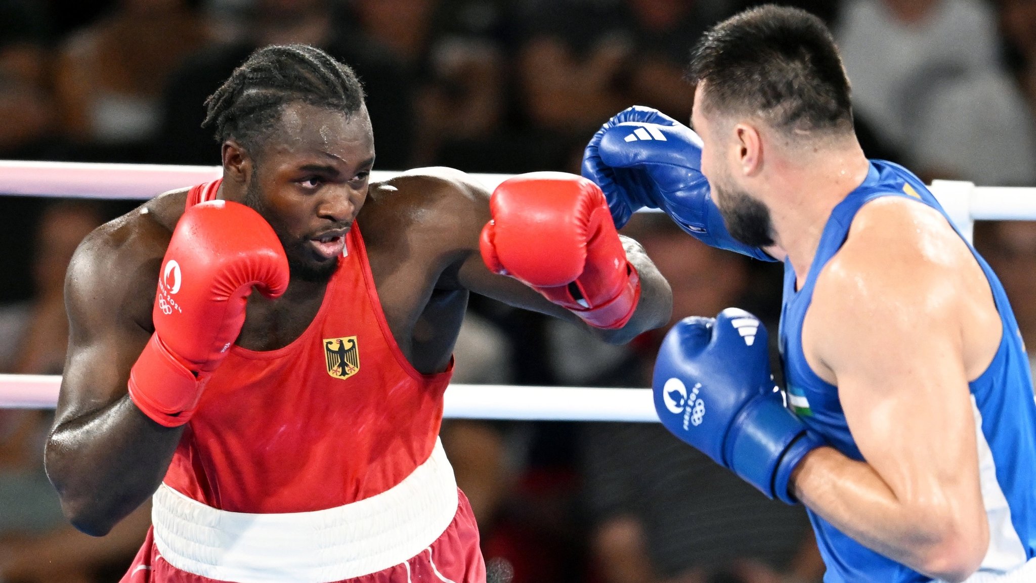 07.08.2024, Frankreich, Paris: Olympia, Paris 2024, Männer, +92kg, Halbfinale, Deutschlands Nelvie Tiafack (rot) kämpft gegen Bakhodir Jalolov (blau) aus Usbekistan. Foto: Sina Schuldt/dpa +++ dpa-Bildfunk +++