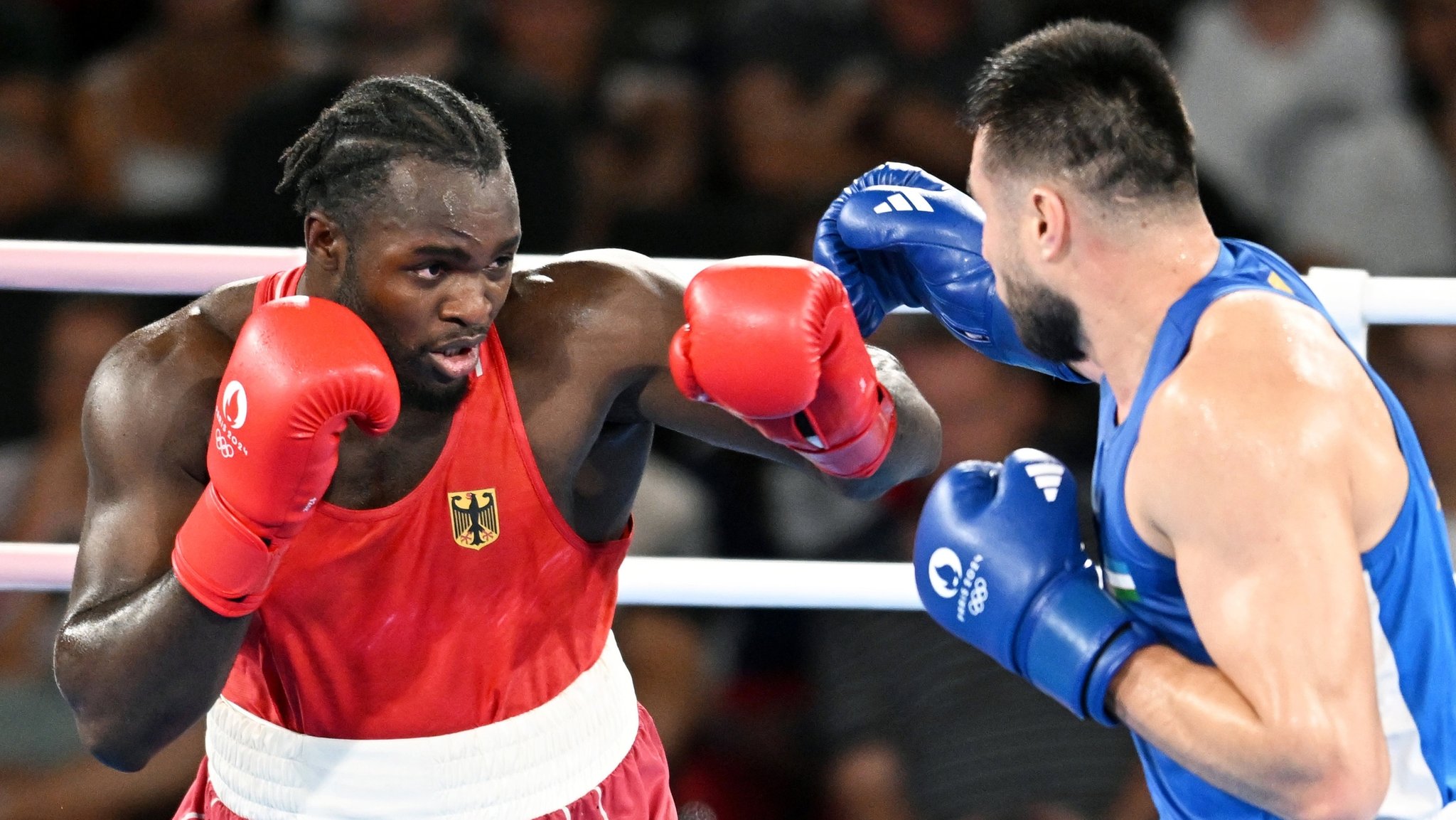 07.08.2024, Frankreich, Paris: Olympia, Paris 2024, Männer, +92kg, Halbfinale, Deutschlands Nelvie Tiafack (rot) kämpft gegen Bakhodir Jalolov (blau) aus Usbekistan. Foto: Sina Schuldt/dpa +++ dpa-Bildfunk +++