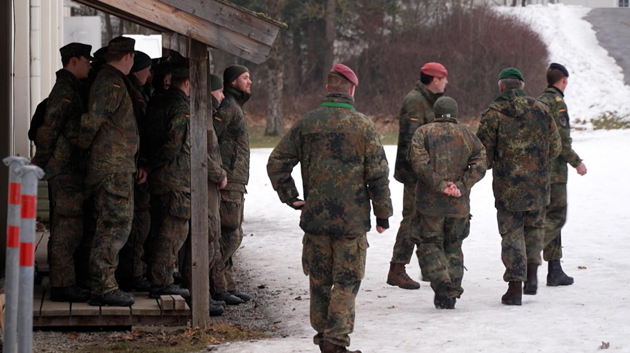 Fallschirmjäger in Uniform trainieren in Altenstadt.